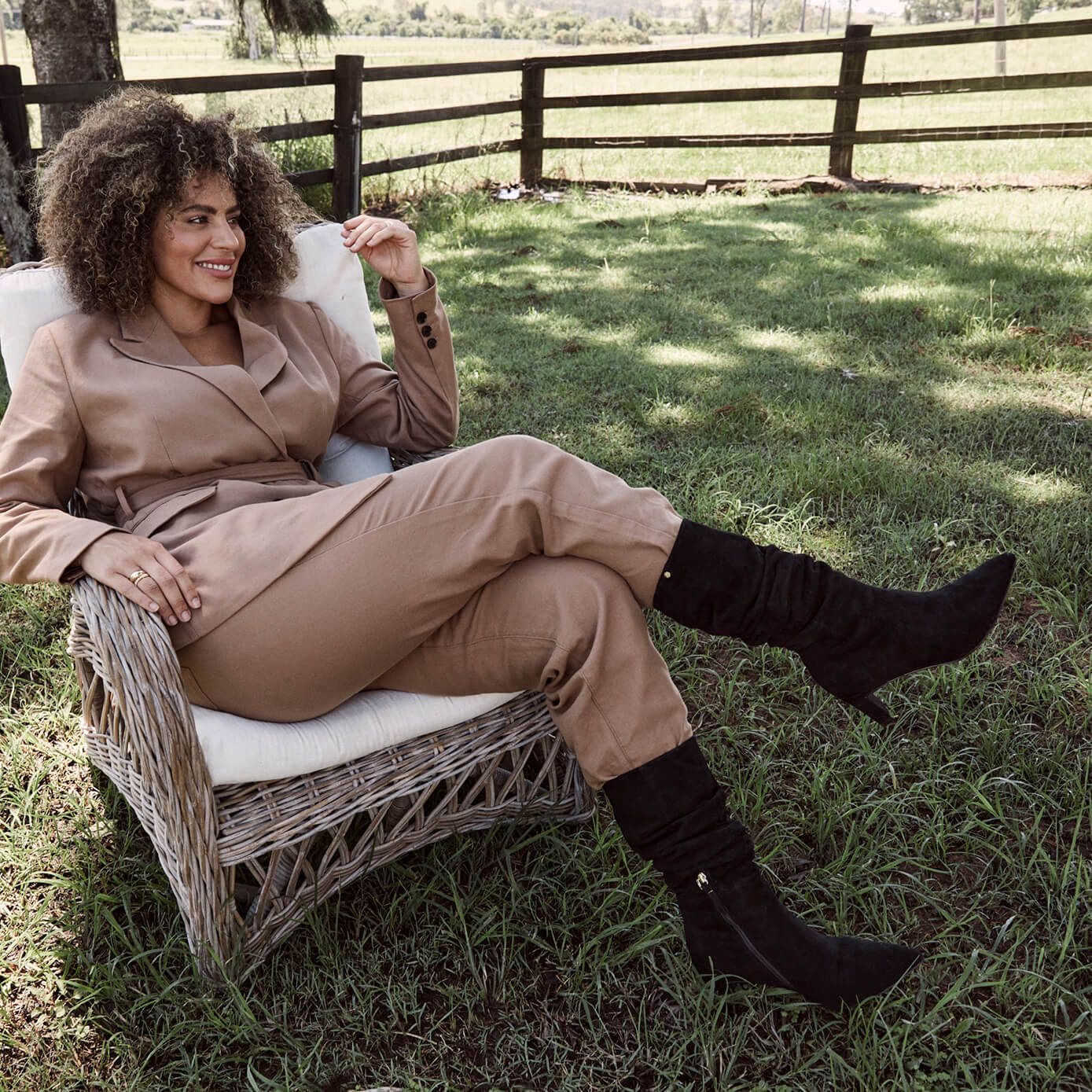 Ava II Black Relaxed Leg - Image 3